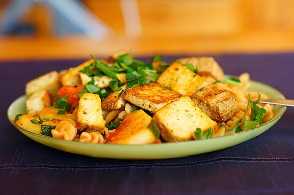 Letni makaron z marynowanym tofu, pomidorami i cukinią