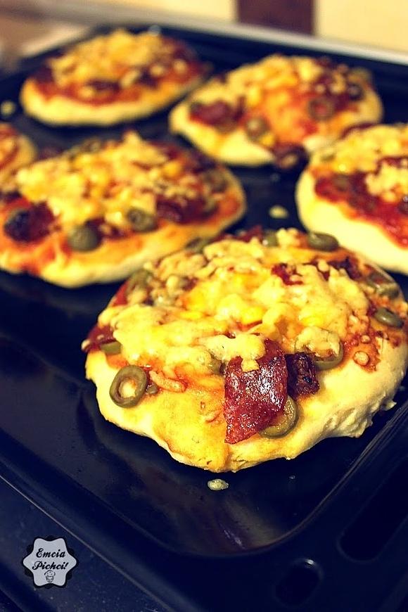 Pizzerinki z salami i oliwkami