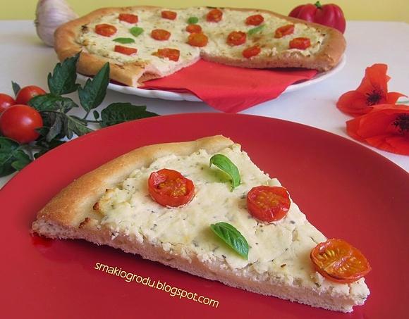 Pizza twarogowa z pomidorkami