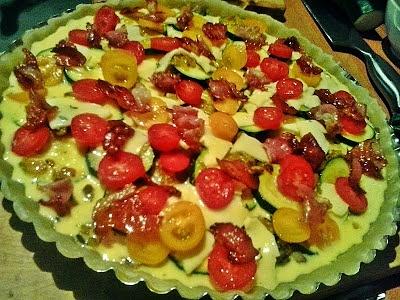 Tarta z cukinią, pomidorkami daktylowymi i wędzoną szynką