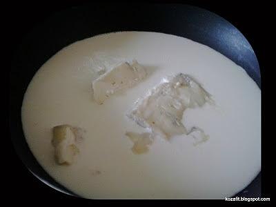 Makaron z gorgonzolą pomidorami szpinakiem i czosnkiem w sosie śmietanowym
