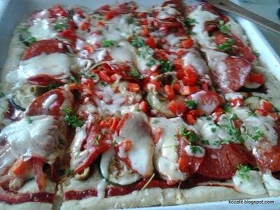 Pizza z pomidorami, grillowaną cukinią i świeżymi ziołami
