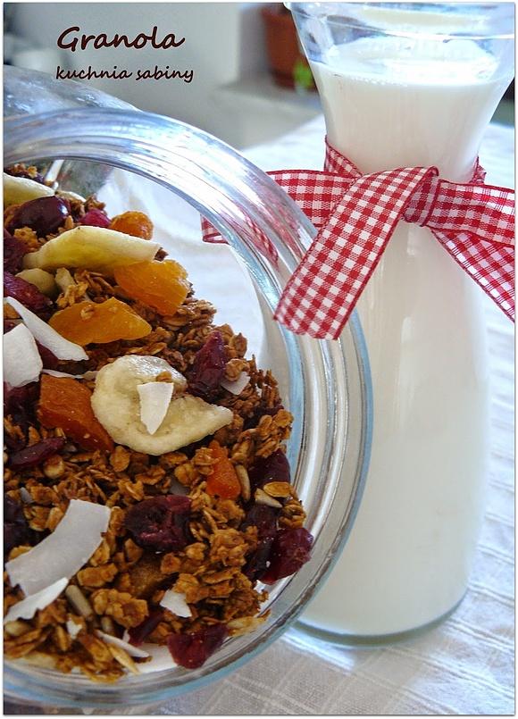 Granola z suszonymi owoce i płatkami owsianymi