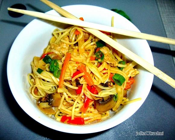 Makaron Chow Mein z indykiem w sosie słodko pikantnym