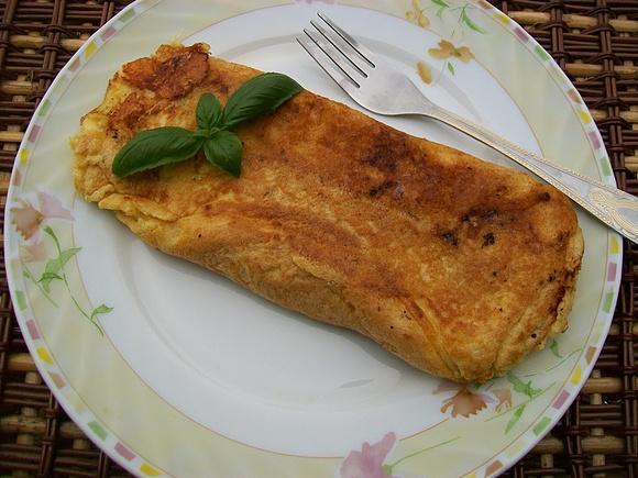 Omlet z mozzarellą i pomidorem