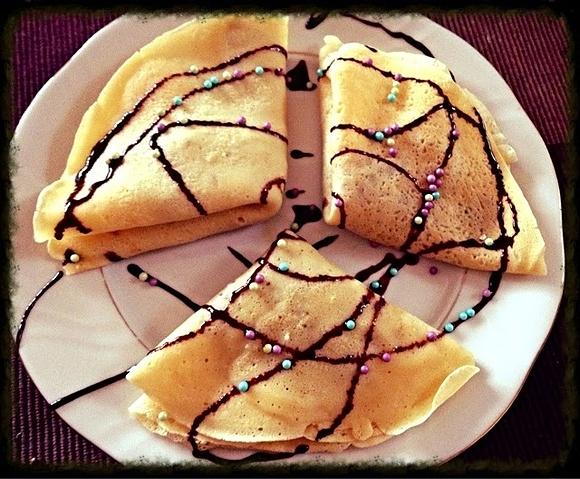 Naleśniki z kremem orzechowym, bananami i sosem tiramisu