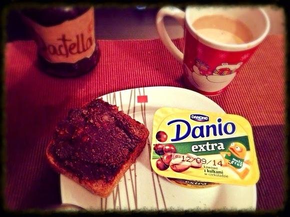 Chai Latte z czekoladowymi kulkami i kawowe Danio