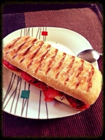 Panini Caprese z mozzarellą i pomidorami