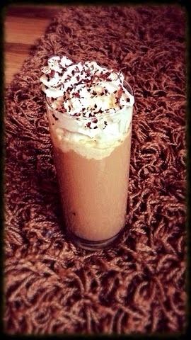 Deser kawowy z Irish cream i bitą śmietaną