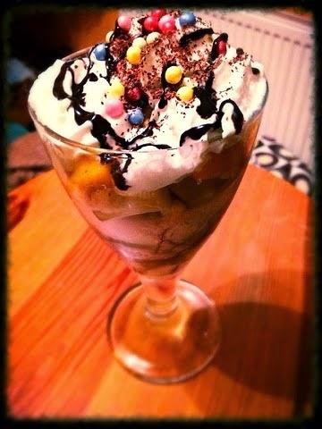Lody tiramisu z owocami i czekoladą - deser na ochłodę