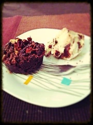 Muffinki brownie z orzechami pecan i lodami tiramisu