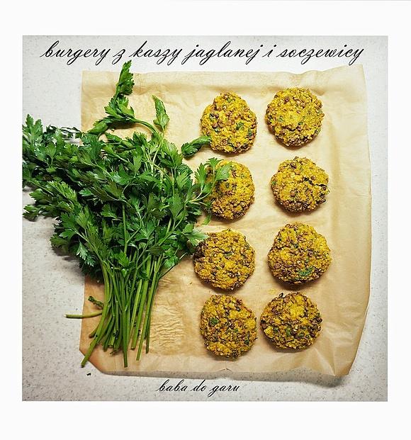 Pieczone burgery z kaszy jaglanej i soczewicy