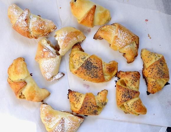 Mini rogaliki drożdżowe z jabłkami na brązowym cukrze i orzechami