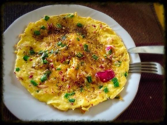 Wiosenny omlet z rzodkiewką i szczypiorkiem