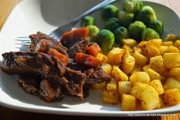 Gulasz z piwem i musztardą po flamandzku