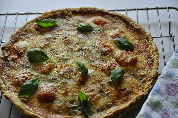 Tomato, basil i parmesan quiche - delikatna zapiekanka na lunch