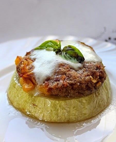 Mielone na kabaczku z papryką, cebulą i mozzarellą