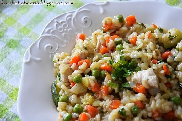 Risotto z marchewką groszkiem i kurczakiem