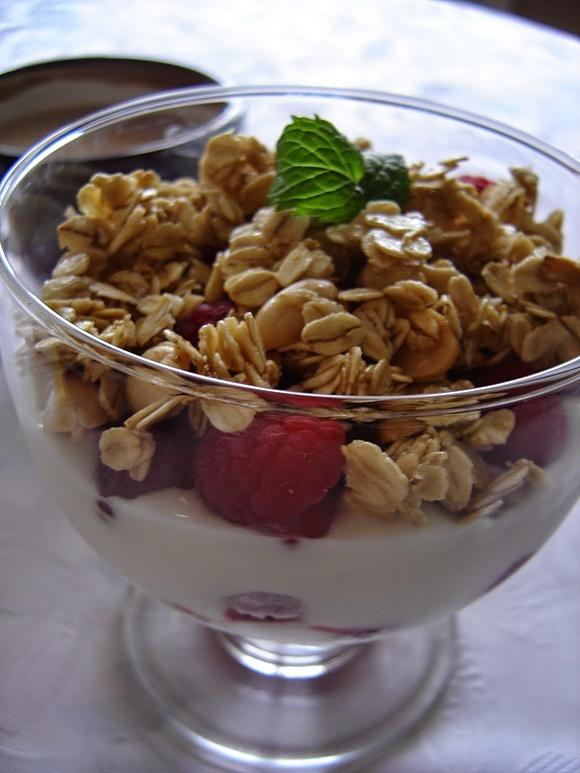 Jogurt z granolą i malinami