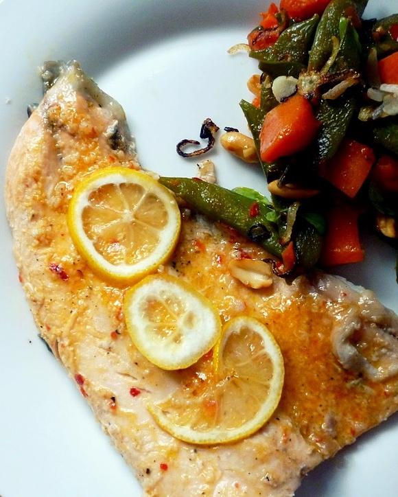 Pieczony pstrąg łososiowy z limonką i chili