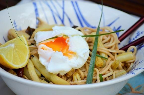 Błyskawiczny makaron chiński z jajkiem w koszulce