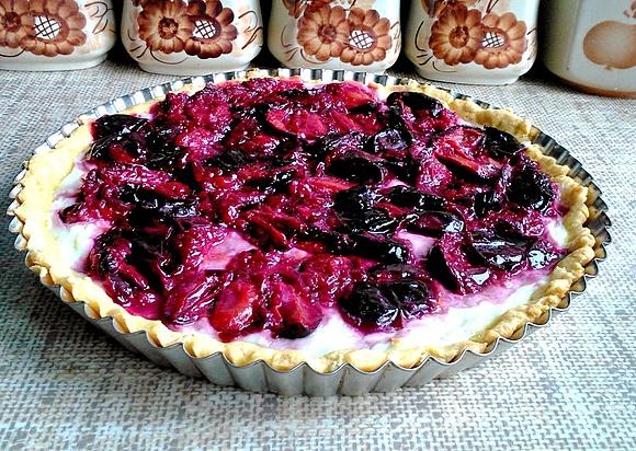 Tarta z budyniem i śliwkami