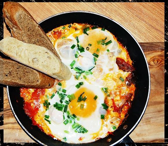 Jajka sadzone z chorizo i pomidorami na tapas