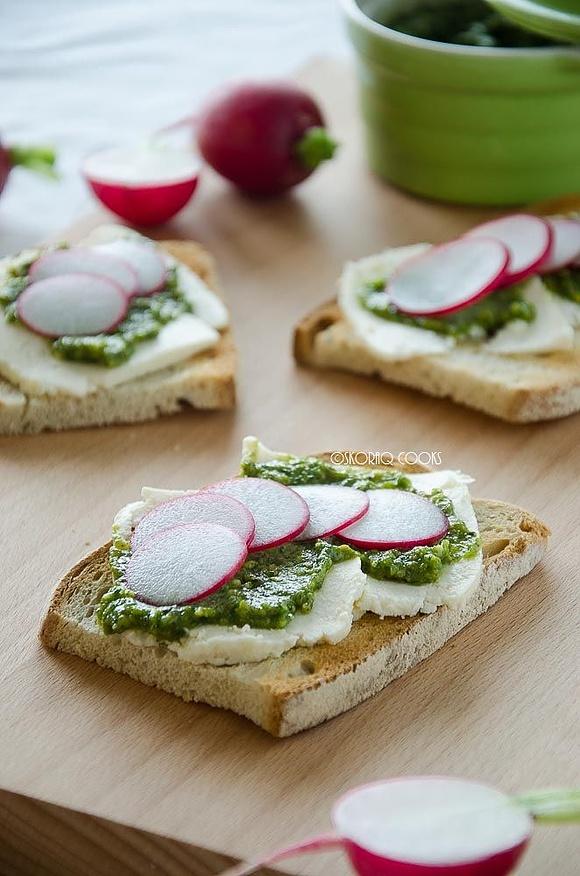 Grzanki z serkiem i pesto z liści rzodkiewek