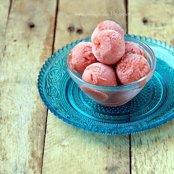 Sorbet rabarbarowy - szybki i prosty przepis na zimny deser