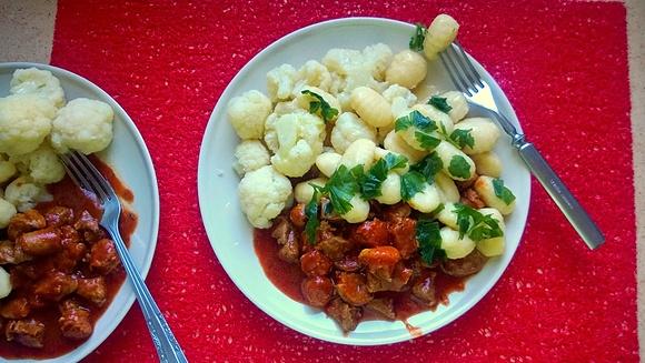 Pikatny gulasz z kiełbaskami chilli