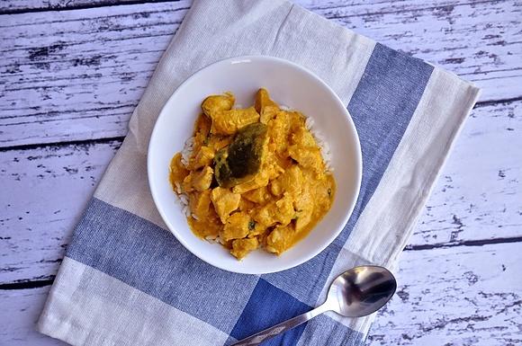 Curry z kurczaka z mlekiem kokosowym, imbirem i kurkumą