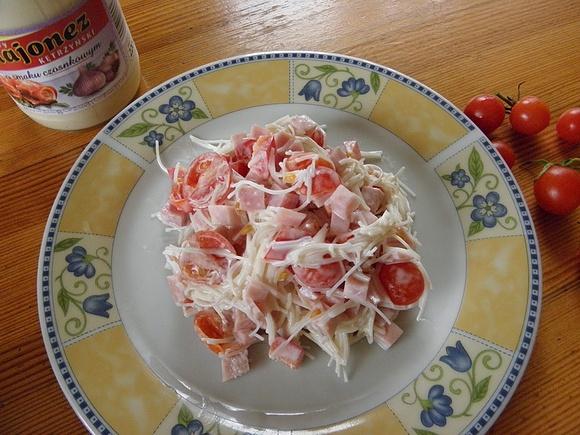 Sałatka z majonezem czosnkowym i makaronem ryżowym