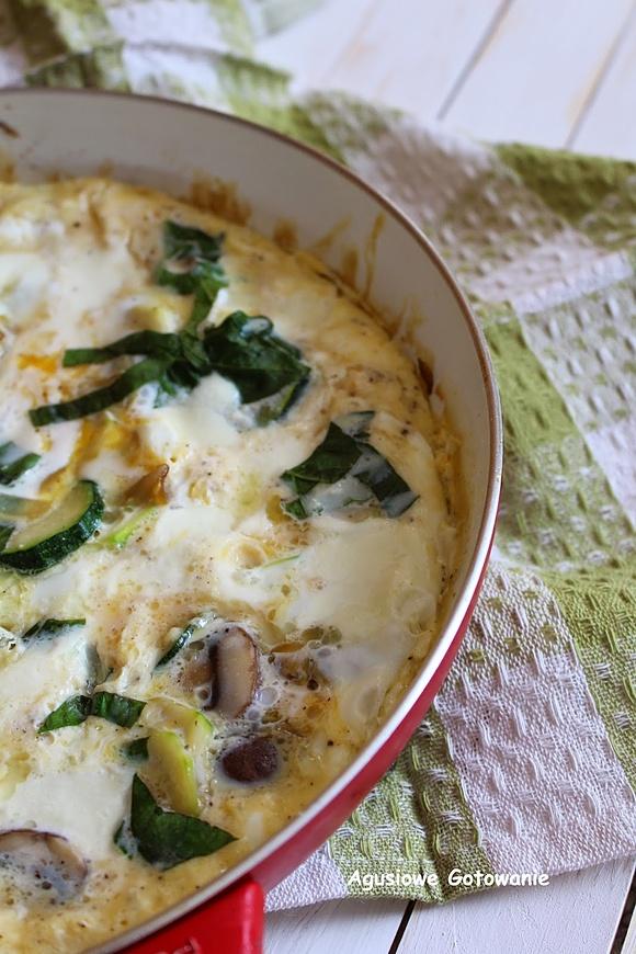 Frittata z cukinią, szpinakiem i pieczarkami