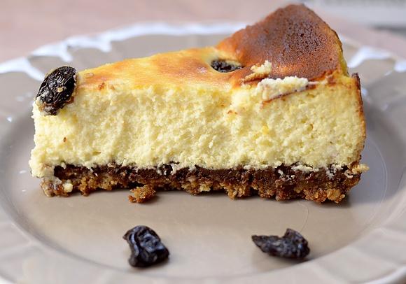 Sernik z wiśniami suszonymi na owsiano czekoladowym chrupiącym spodzie