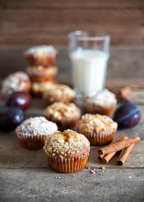 Cynamonowe muffinki ze śliwkami i kruszonką