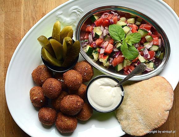 Falafel z pitą street food