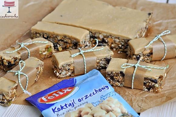 Batoniki granola z masłem orzechowym bez pieczenia