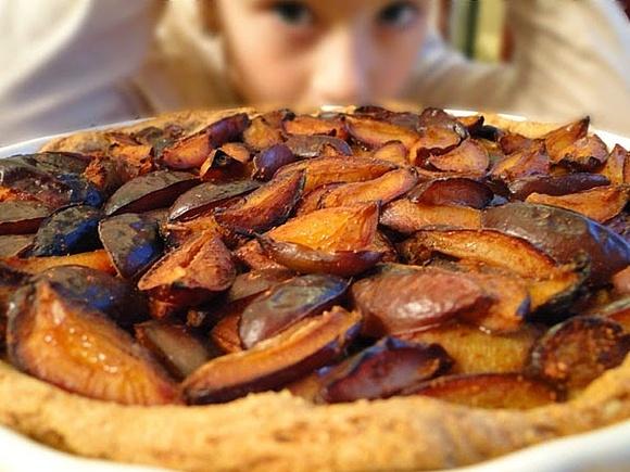 Tarta ze śliwkami na razowym spodzie orkiszowym