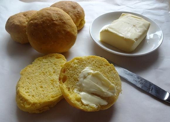 Dyniowe bułeczki drożdżowe z dyniowym puree