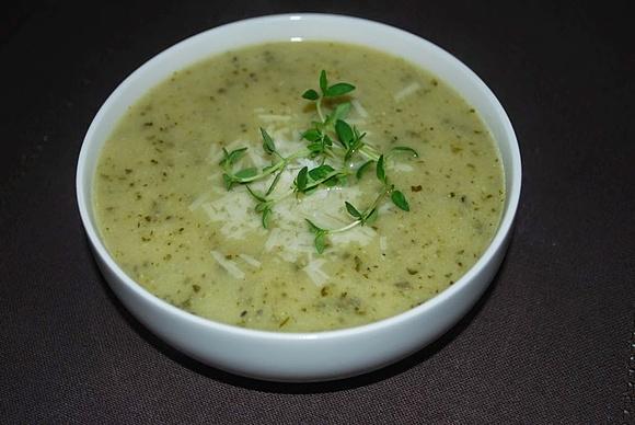 Zupa krem z cukinii z tymiankiem czosnkiem niedźwiedzim i grana padano