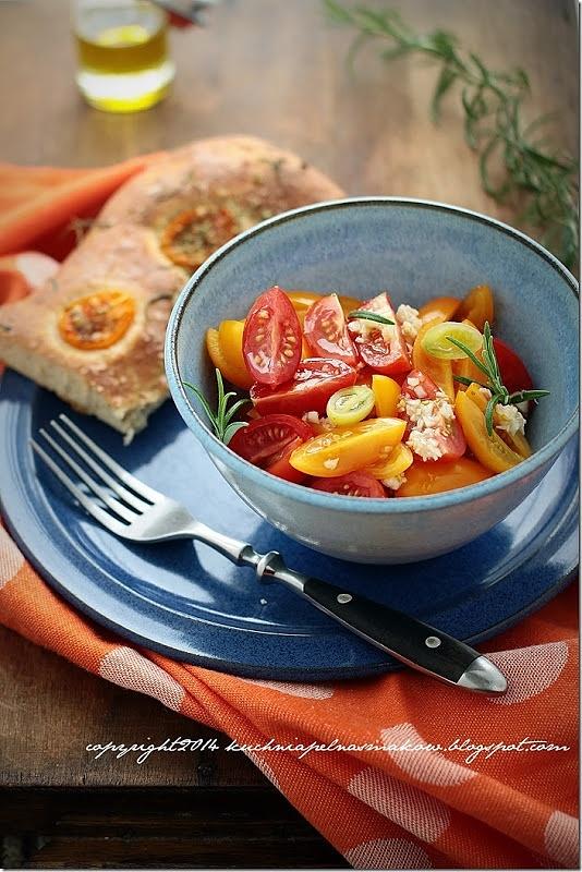Focaccia z pomidorami, oregano i rozmarynem – chrupiące ciasto na jesień