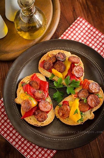 Czosnkowe tosty z pieczoną papryką i chorizo