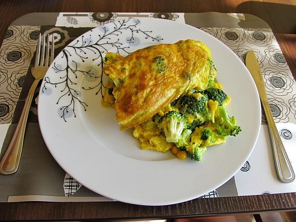Omlet z brokułem i kukurydzą na zdrowe śniadanie