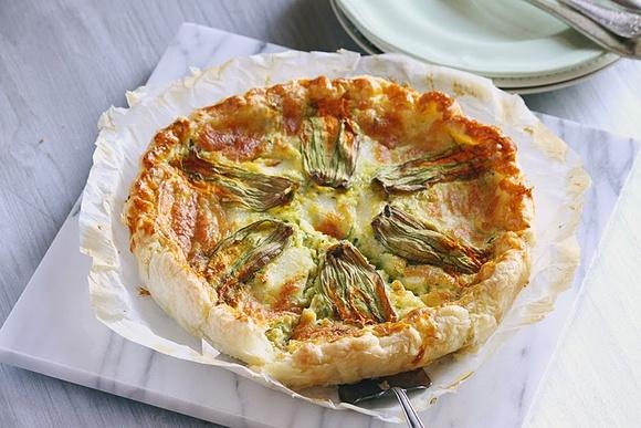 Quiche z cukinią i kwiatami cukinii