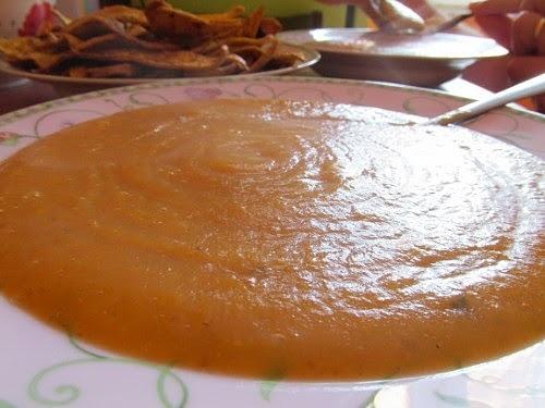 Łagodny krem marchewkowy z pikantnymi nachosami