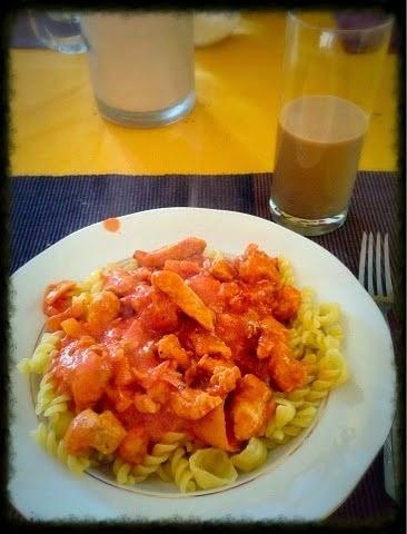 Spaghetti pomidorowe z mascarpone oraz koktajl bananowy z masłem orzechowym