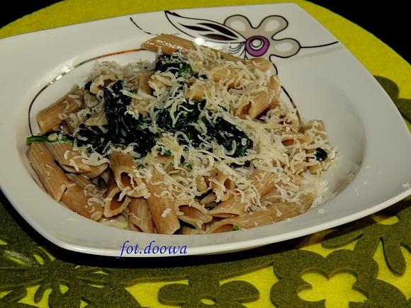 Razowe penne ze szpinakiem i mascarpone