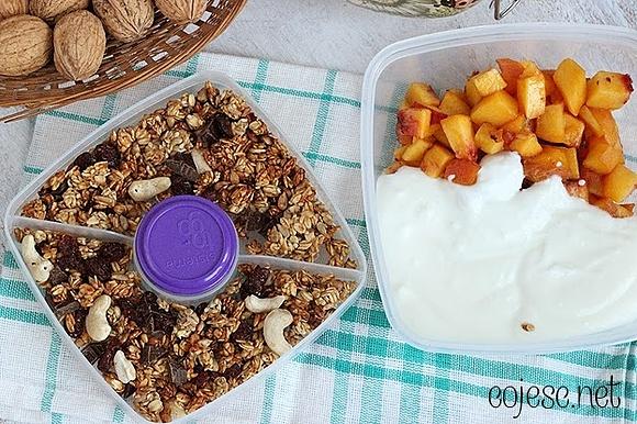 Lunchbox na słodko z granolą i jogurtem