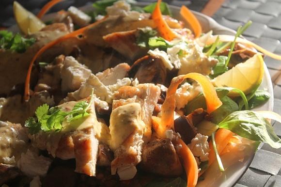 Kurczak curry z soczewicą, chlebkami naan i orzechowym sosem