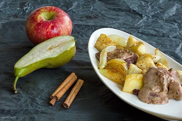 Wątróbka z jabłkiem, gruszką i cynamonem